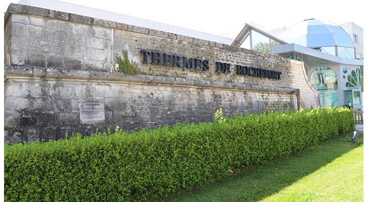 la plaque dans son environnement