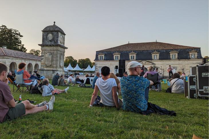 Public sur la pelouse de la Corderie Royale