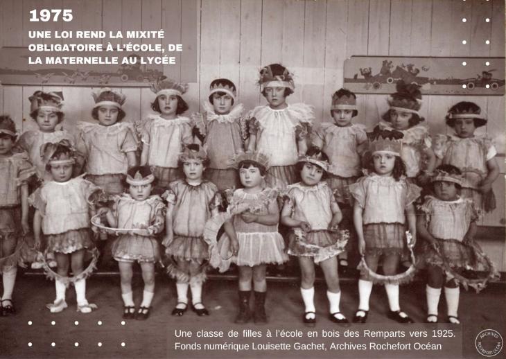 Une classe de filles à l’école en bois des Remparts vers 1925.