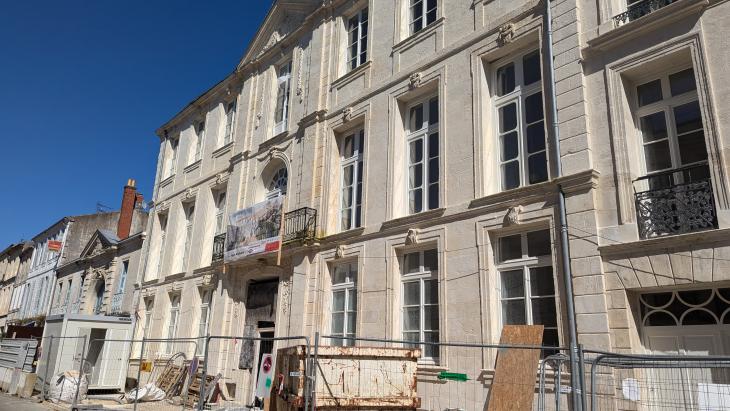 Façade en travaux de l'ancienne école Colbert