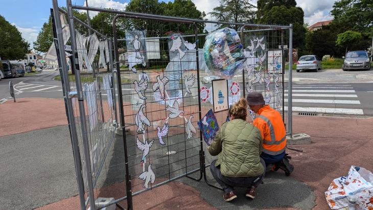 installation des oeuvres des enfants au monument au morts