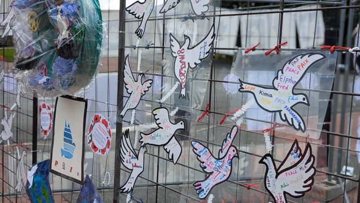 installation des oeuvres des enfants au monument au morts