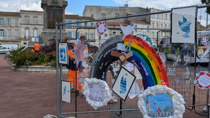 installation des oeuvres des enfants au monument au morts