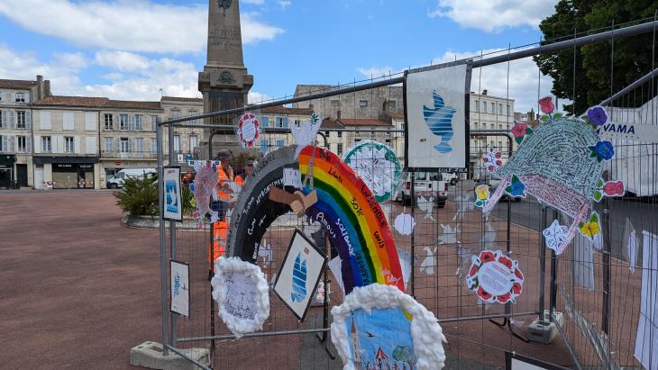 installation des oeuvres des enfants au monument au morts