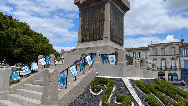 installation des oeuvres des enfants au monument au morts