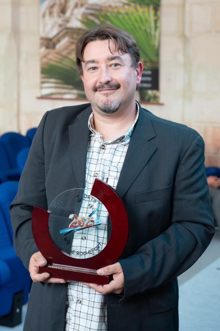 sportif avec le trophée des sport 2025