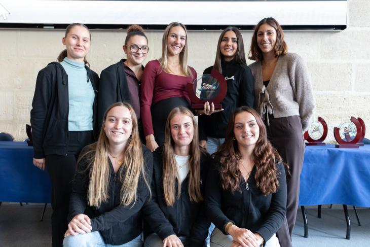 Sportifs avec le trophée des sport 2025