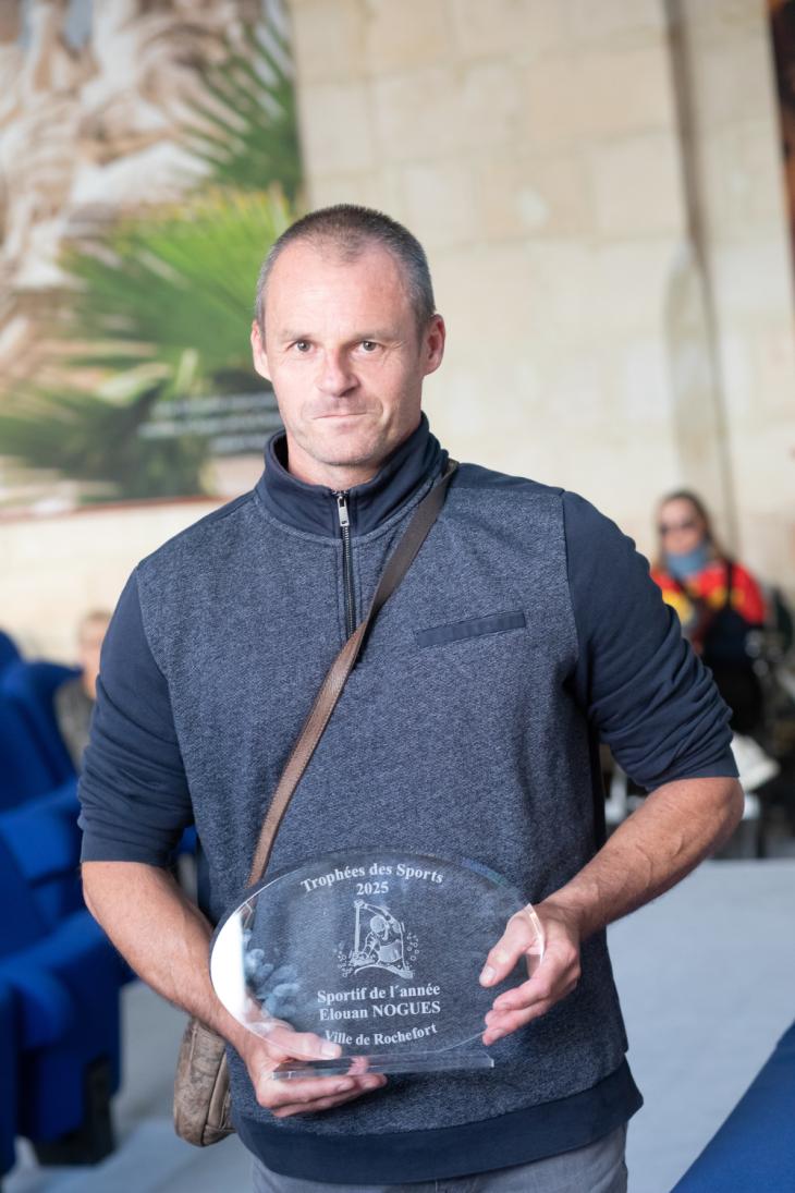 sportif avec le trophée des sport 2025