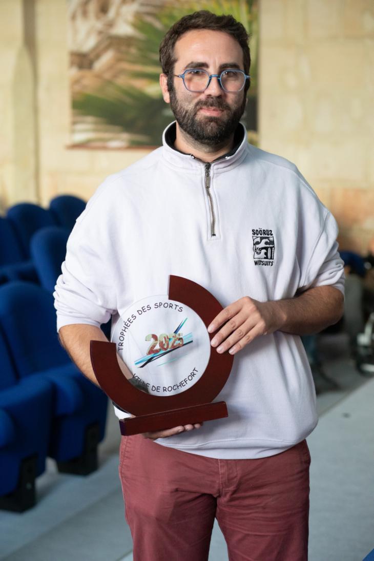 sportif avec le trophée des sport 2025