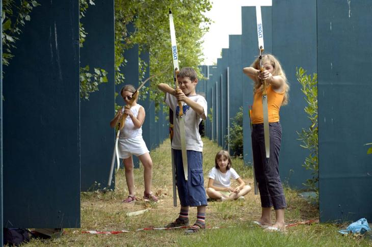 enfants pratiquant le tir à l'arc