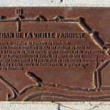 plaque de la Vieille Paroisse sur le parvis du cinéma Apollo
