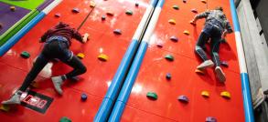 mur d'escalade pendant les Ti'vac